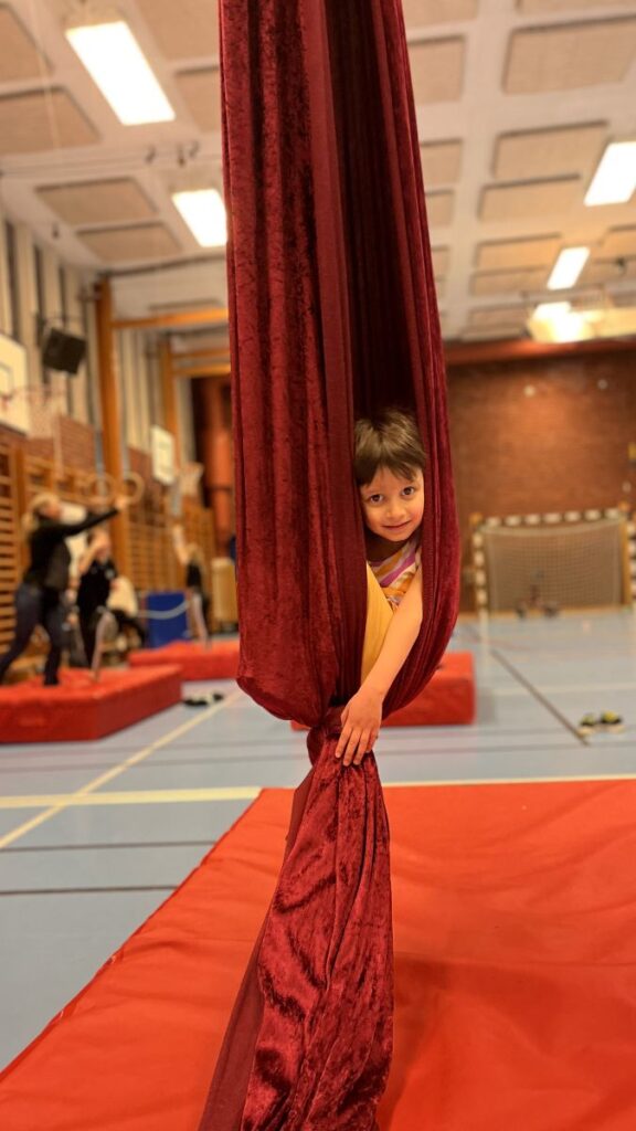 Cirkusskola i Falun för barn med Aerial silk och Luftakrobatik
